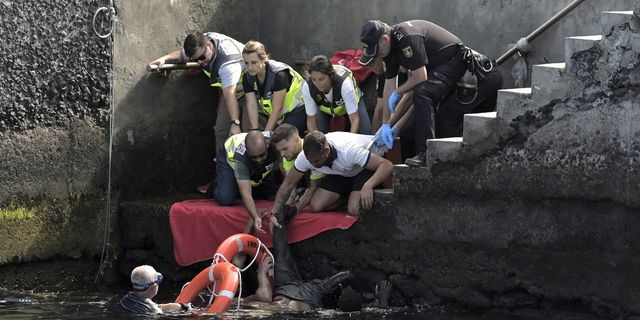 Στιγμιότυπο από την επιχείρηση διάσωσης των μεταναστών στο λιμάνι Λα Ρεστρίνκα