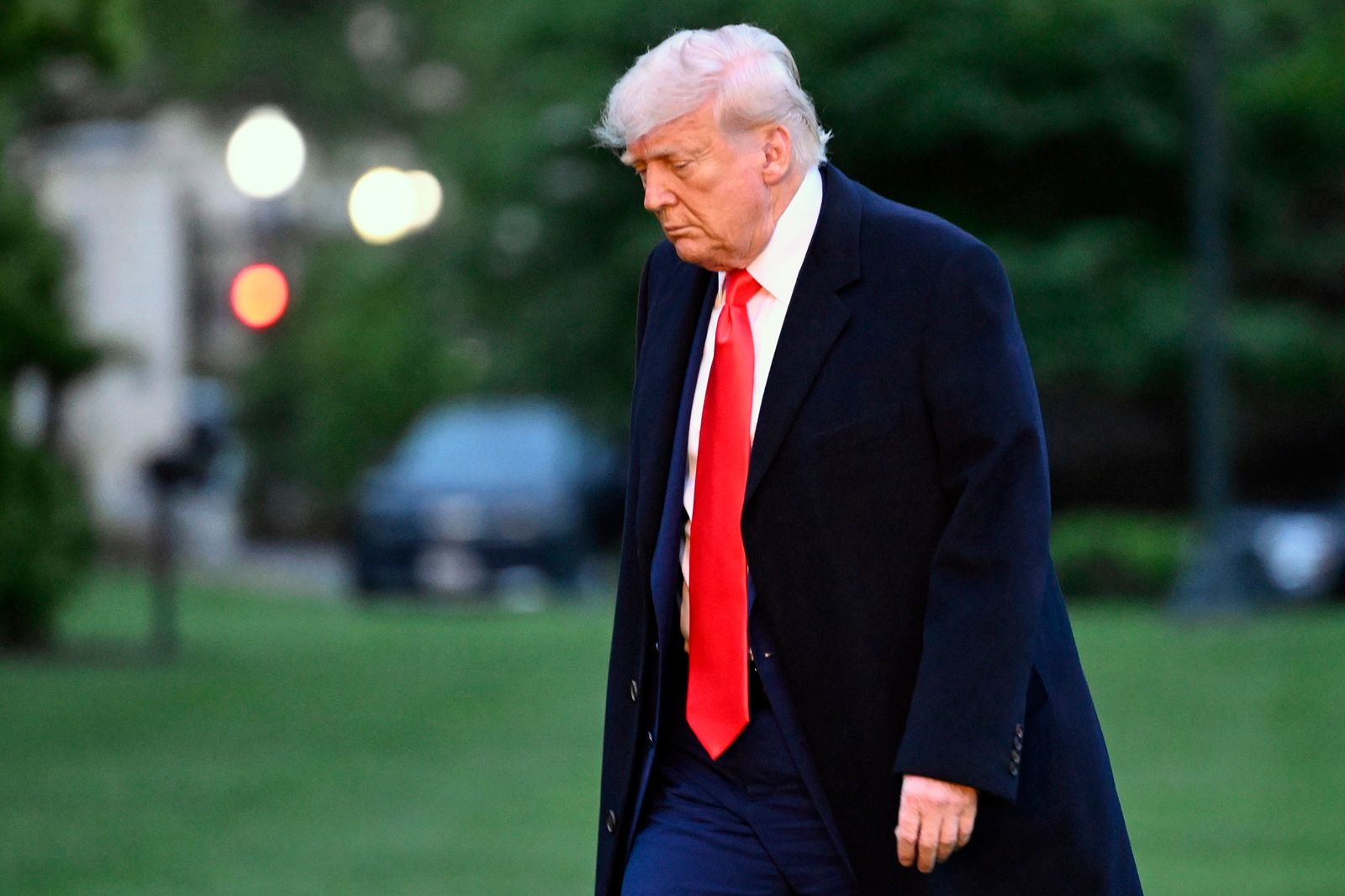 Ο Τραμπ προσέρχεται στο δείπνο που παρέθεσε στους μεγαλοκατόχους του κρυπτονομίσματός του