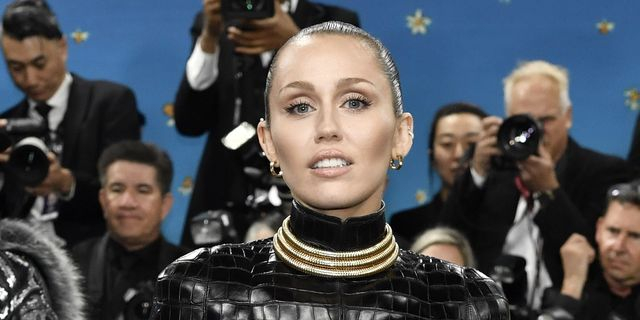 Miley Cyrus: Η αλήθεια πίσω από τη χαρακτηριστική, βραχνή φωνή της