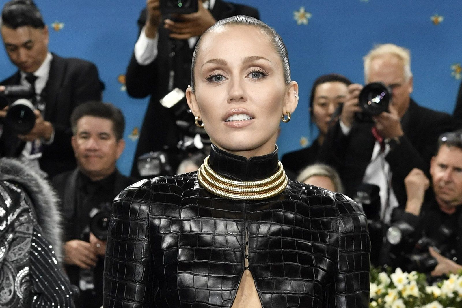 Miley Cyrus: Η αλήθεια πίσω από τη χαρακτηριστική, βραχνή φωνή της