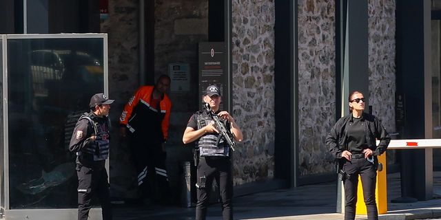 Αστυνομικοί έξω από το Ντολμά Μπαχτσέ στην Κωνσταντινούπολη