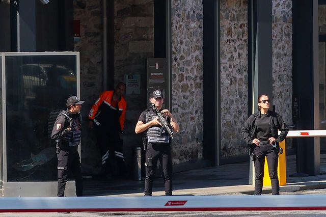 Αστυνομικοί έξω από το Ντολμά Μπαχτσέ στην Κωνσταντινούπολη