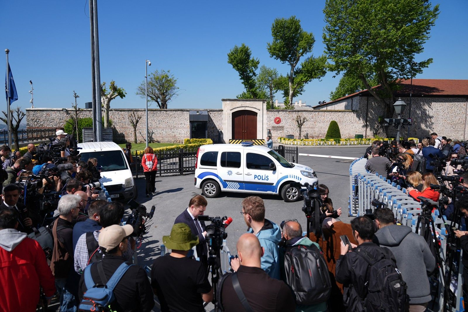 Δημοσιογράφοι αναμένουν τις εξελίξεις έξω από το Ντολμάμπαχτσε