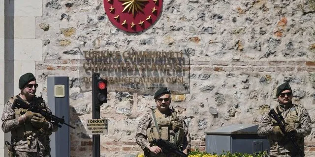 Φρουροί έξω από το Ντολμάμπαχτσε, εν όψει της συνάντησης Ρωσίας-Ουκρανίας