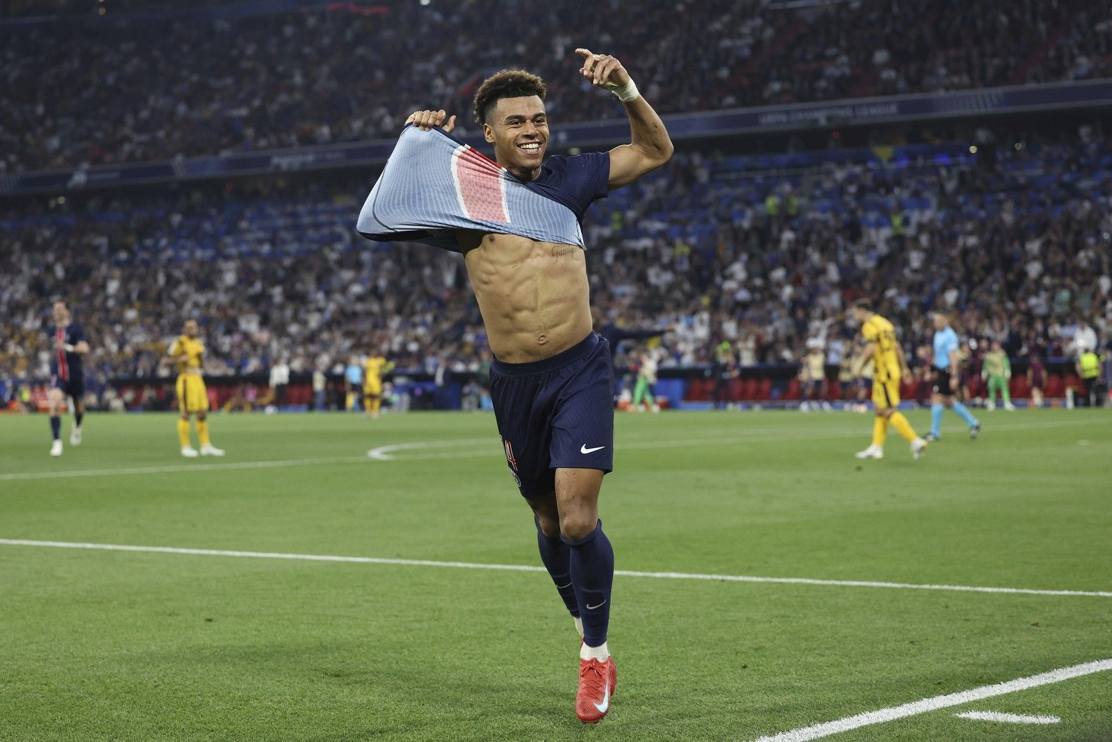 Ο Ντουέ πανηγυρίζει μετά το 3ο γκολ της Παρί στον τελικό του Champions League