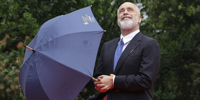 Αλβανία: Επικοινωνιακό σόου Ράμα στη σύνοδο κορυφής – Η “αδερφή του” και ο “βασιλιάς ήλιος”