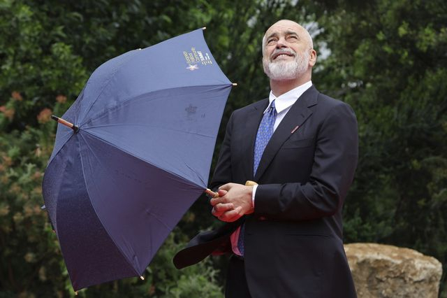Αλβανία: Επικοινωνιακό σόου Ράμα στη σύνοδο κορυφής – Η “αδερφή του” και ο “βασιλιάς ήλιος”