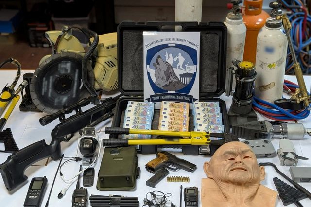 Εξαρθρώθηκε σπείρα που διέπραττε κλοπές οχημάτων και διαρρήξεις ATM