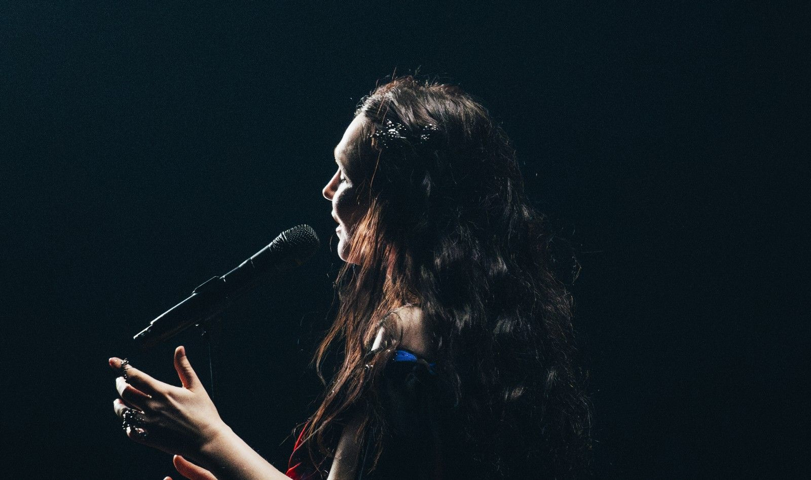 Η Zoë Më για την Ελβετία στη σκηνή της Eurovision