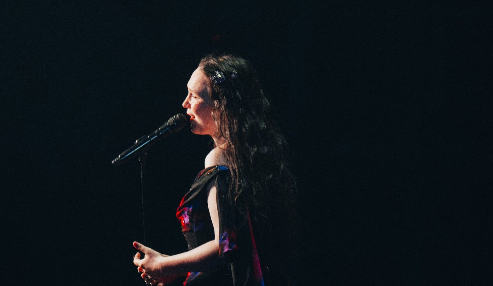 Η Zoë Më για την Ελβετία στη σκηνή της Eurovision