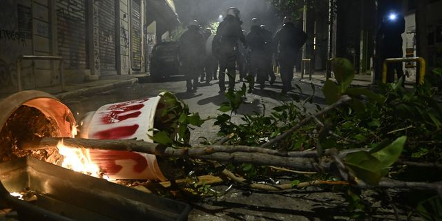 Εξάρχεια: Εισβολή ΜΑΤ και ΔΕΛΤΑ σε μαγαζιά – Βίντεο