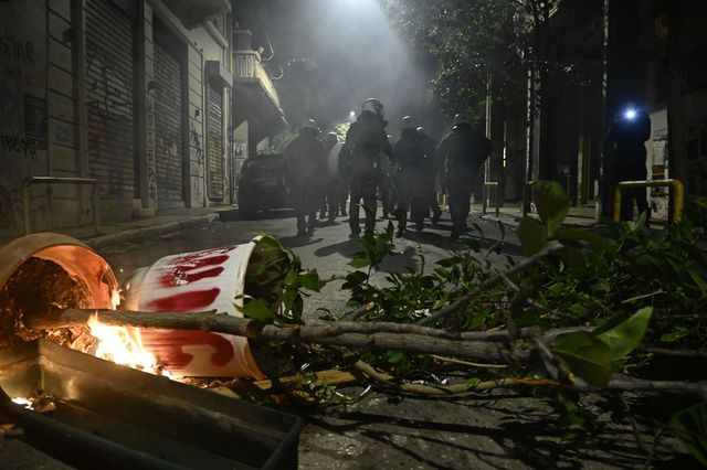 Εξάρχεια: Εισβολή ΜΑΤ και ΔΕΛΤΑ σε μαγαζιά – Βίντεο