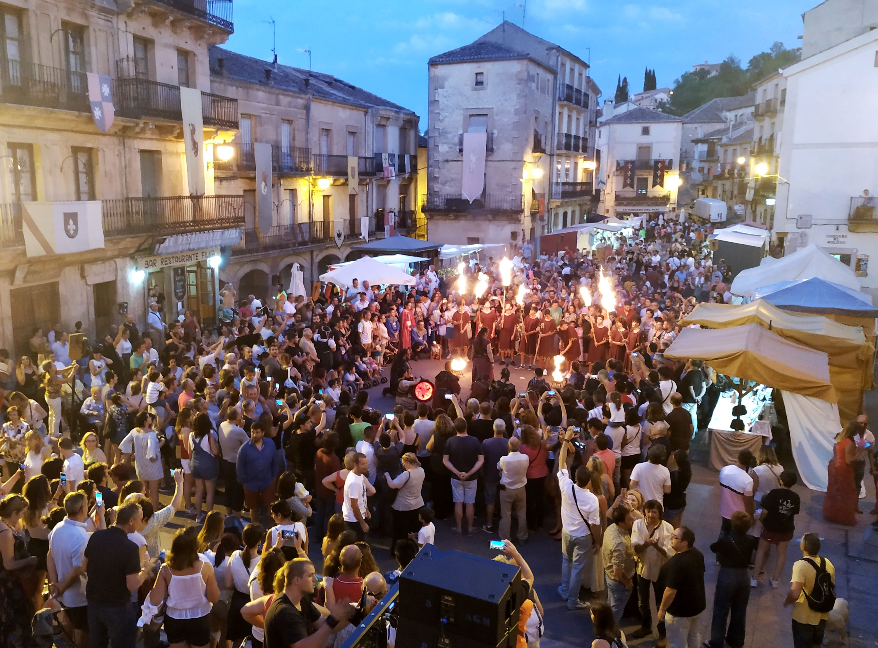 Οι επισκέπτες είναι έτοιμοι να παρακολουθήσουν το άναμμα των πυρσών.
