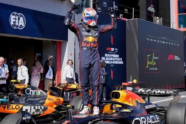 Formula 1: Νίκη οδηγικής πυγμής και στρατηγικής ευφυίας του Φερστάπεν στην Ίμολα