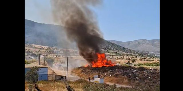 Σε εξέλιξη φωτιά στο Μαρκόπουλο