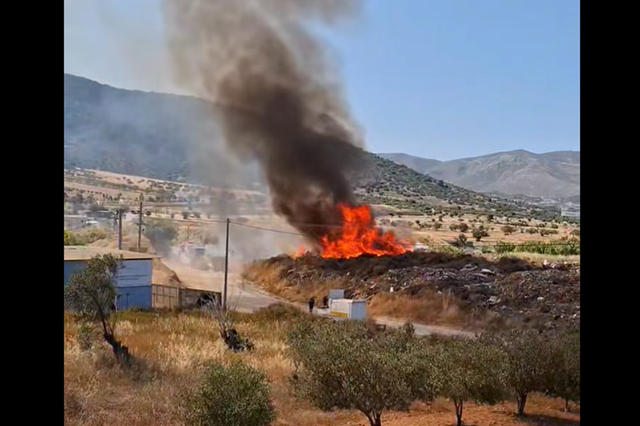 Σε εξέλιξη φωτιά στο Μαρκόπουλο