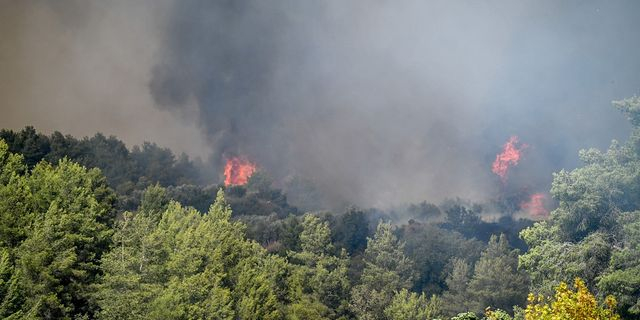 Υπό μερικό έλεγχο η φωτιά στα Μέθανα