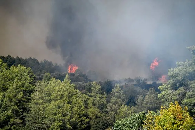 Υπό μερικό έλεγχο η φωτιά στα Μέθανα
