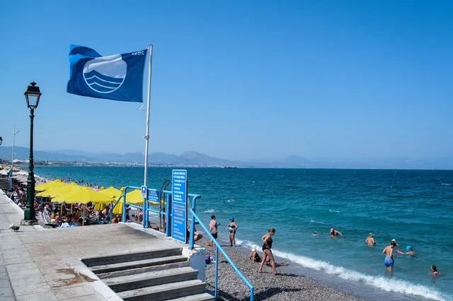 Γαλάζιες σημαίες: Ξανά δεύτερη η Ελλάδα με 623 βραβευμένες ακτές