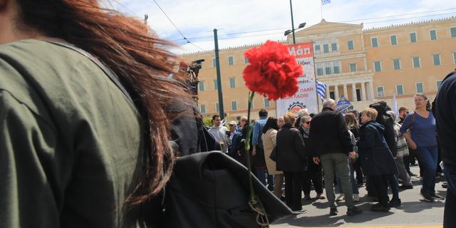 Εργατική Πρωτομαγιά: Καρέ καρέ οι μαζικές κινητοποιήσεις στο κέντρο της Αθήνας