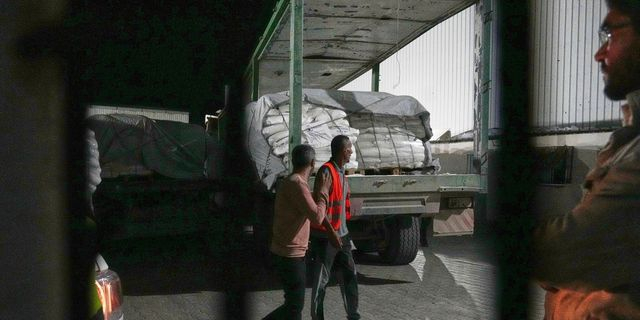 Φορτηγά με τρόφιμα φτάνουν σε αποθήκη του Παγκόσμιου Προγράμματος Επισιτισμού στη Zawaida, στο κεντρικό τμήμα της Λωρίδας της Γάζας