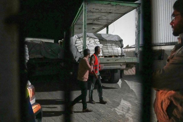 Φορτηγά με τρόφιμα φτάνουν σε αποθήκη του Παγκόσμιου Προγράμματος Επισιτισμού στη Zawaida, στο κεντρικό τμήμα της Λωρίδας της Γάζας