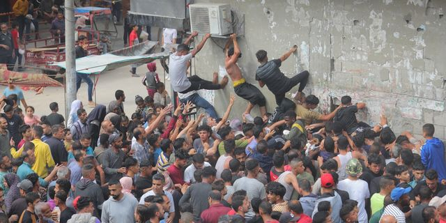Συγκλονιστικές εικόνες από τη Γάζα – Αγώνας “για ένα κομμάτι ψωμί”