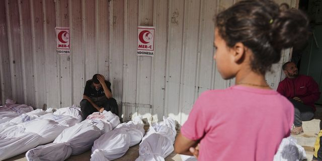 Παλαιστίνιοι θρηνούν τους νεκρούς τους στη Γάζα, φωτογραφία αρχείου
