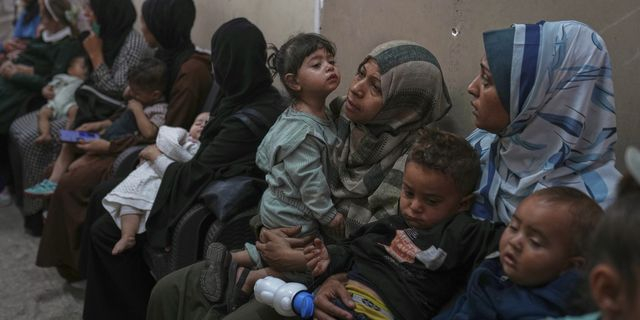 Παλαιστίνιες περιμένουν για βοήθεια με τα άρρωστα παιδιά τους