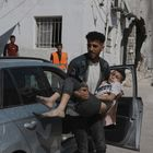 Ένα αγόρι που τραυματίστηκε σε ισραηλινό βομβαρδισμό μεταφέρεται σε ένα από τα ελάχιστα εναπομείναντα νοσοκομεία στη Γάζα