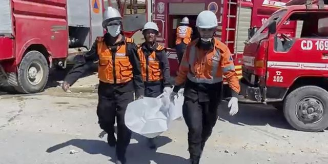 Σωστικά συνεργεία στο σπίτι της Παλαιστίνιας παιδιάτρου Αλάα Αλ Ναζάρ, όπου σκοτώθηκαν τα 9 από τα 10 παιδιά της