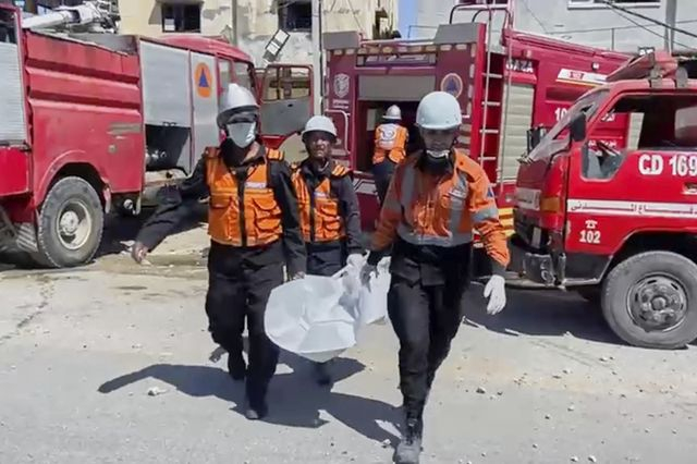 Σωστικά συνεργεία στο σπίτι της Παλαιστίνιας παιδιάτρου Αλάα Αλ Ναζάρ, όπου σκοτώθηκαν τα 9 από τα 10 παιδιά της