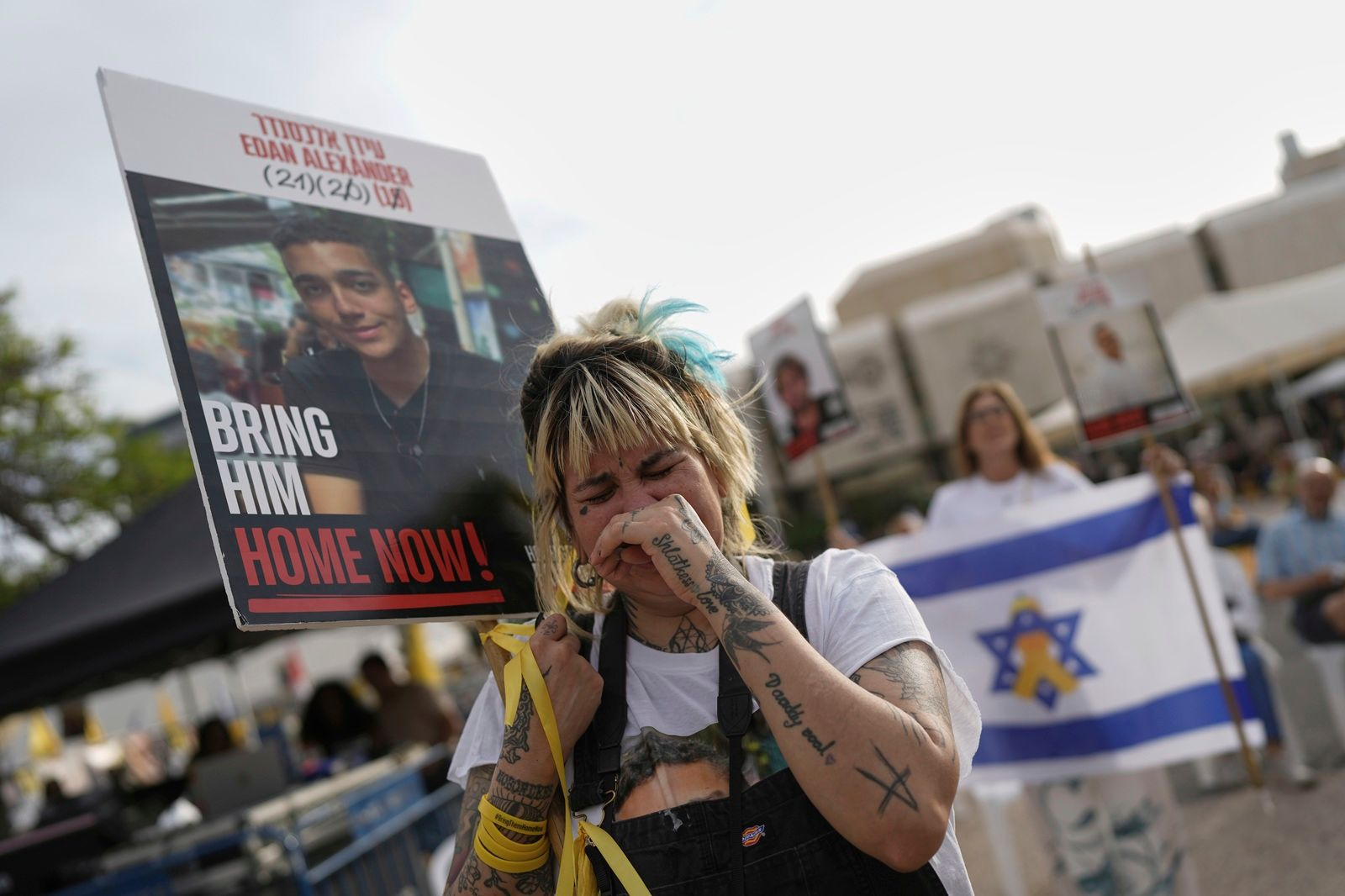 Κόσμος στο Ισραήλ παρακολουθεί ζωντανά την απελευθέρωση του Αμερικανοϊσραηλινου ομήρου Ίνταν Αλεξάντερ