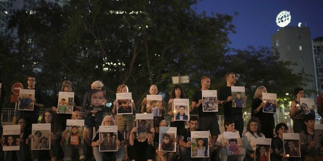Ισραηλινοί ακτιβιστές κρατούν φωτογραφίες παιδιών που σκοτώθηκαν σε ισραηλινές επιθέσεις στη Γάζα