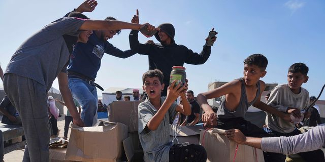 Παλαιστίνιοι στη Ράφα παραλαμβάνουν πακέτα ανθρωπιστικής βοήθειας