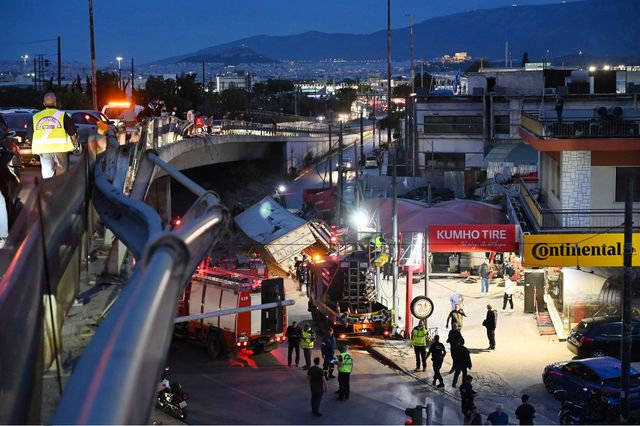 Συγκλονιστικές εικόνες από την πτώση φορτηγού από γέφυρα στην Πέτρου Ράλλη