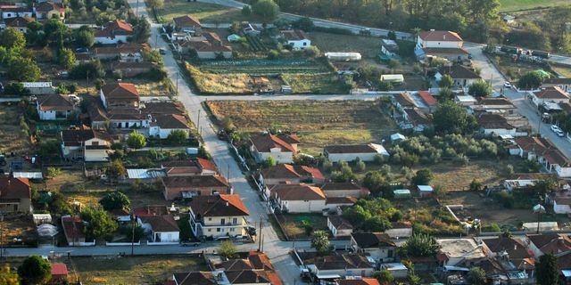 Γκρίνια στη ΝΔ για τα οικόπεδα που έγιναν χωράφια