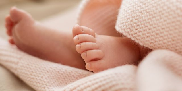 Θεσσαλονίκη: Άφαντοι οι γονείς που άφησαν το βρέφος να κλαίει στο μπαλκόνι