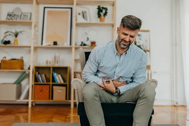 Άνδρας με συμπτώματα ευερέθιστου εντέρου