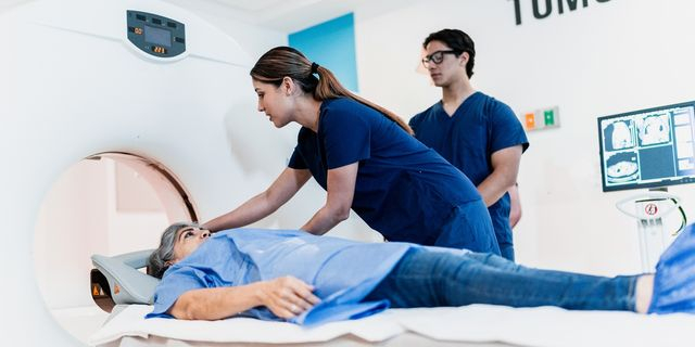 Γυναίκα κάνει αξονική τομογραφία (φωτογραφία αρχείου)