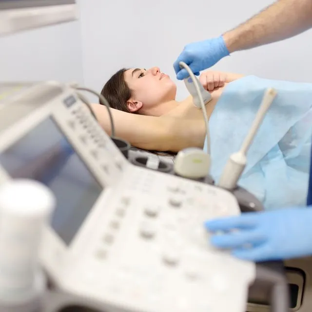 Γυναίκα κάνει υπέρηχο μαστού