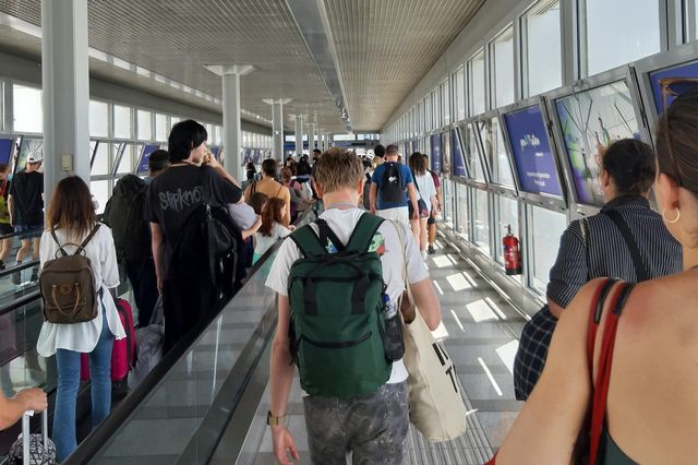 Πόσοι τουρίστες ήρθαν στην Ελλάδα τον Απρίλιο
