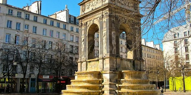 Παρίσι: Ακτιβιστές έβαψαν κόκκινο το νερό σε συντριβάνι ζητώντας να “τερματιστεί το λουτρό αίματος” στη Γάζα