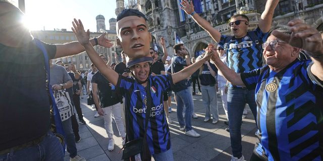 Ίντερ: Η οπαδός που έκλεψε την παράσταση με το ομοίωμα του Λαουτάρο στο κεφάλι της