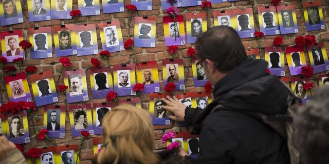 Κόκκινα γαρύφαλλα πάνω σε φωτογραφίες ανθρώπων που έπεσαν νεκροί στον ισπανικό εμφύλιο
