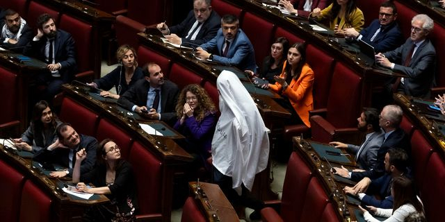 Ιταλία: Βουλευτής ντύθηκε φάντασμα και αποβλήθηκε από τη Βουλή