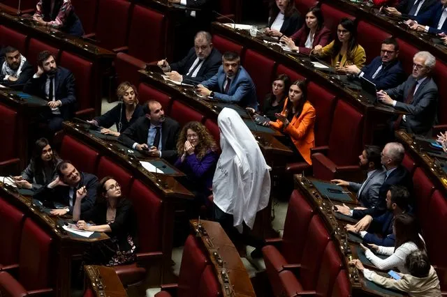 Ιταλία: Βουλευτής ντύθηκε φάντασμα και αποβλήθηκε από τη Βουλή