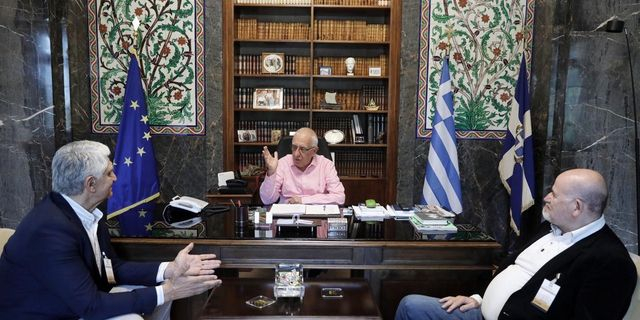 Ο Νικήτας Κακλαμάνης υποδέχτηκε τον Παναγιώτη Γιαννάκη στη Βουλή