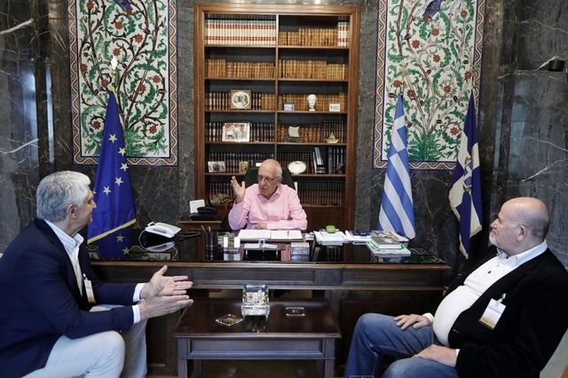 Ο Νικήτας Κακλαμάνης υποδέχτηκε τον Παναγιώτη Γιαννάκη στη Βουλή