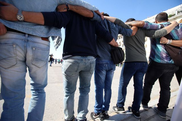 Τα μέλη των προγραμμάτων απεξάρτησης νιώθουν πως σπρώχνονται ξανά στο κενό